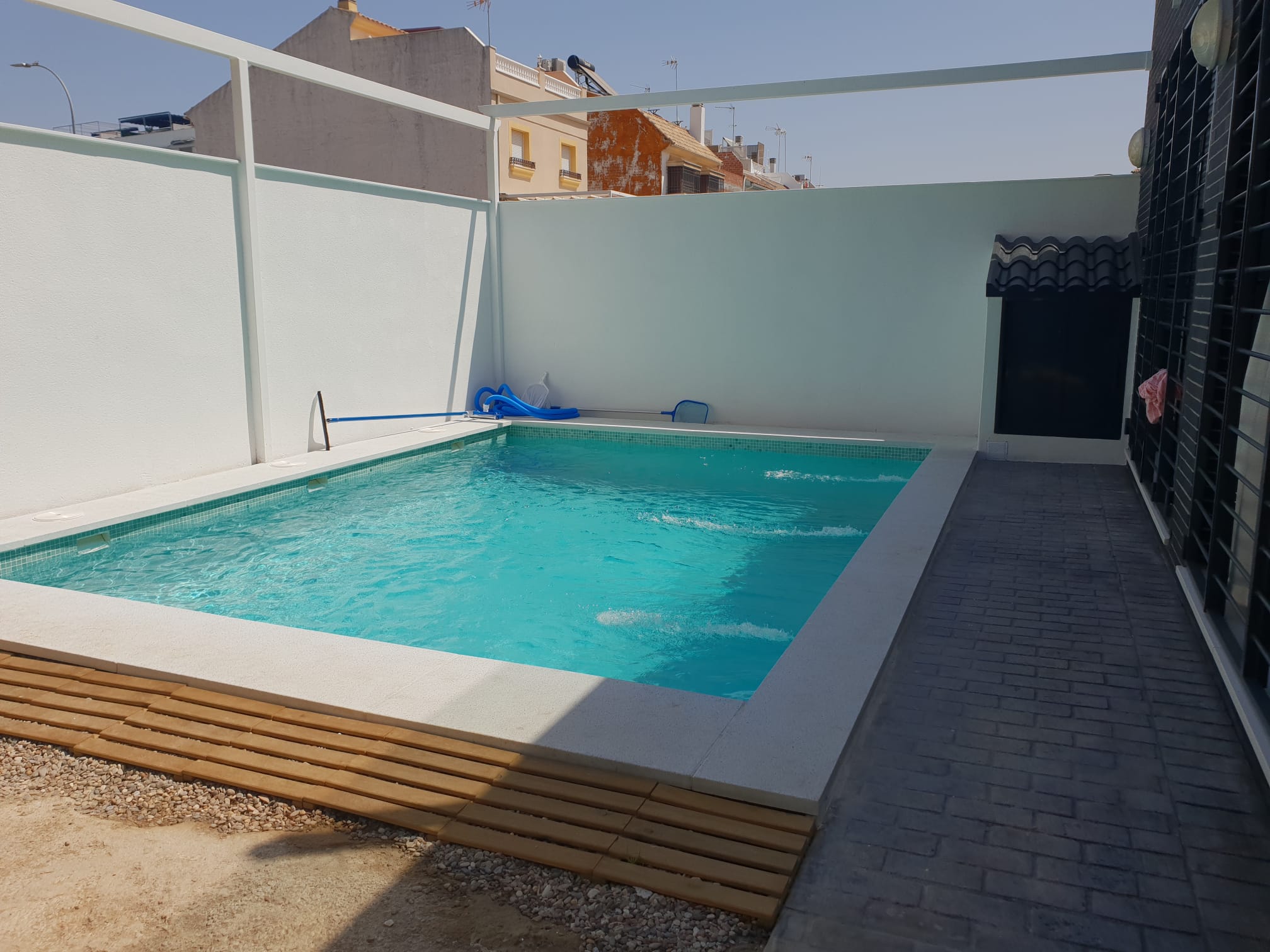 Piscina con jacuzzi