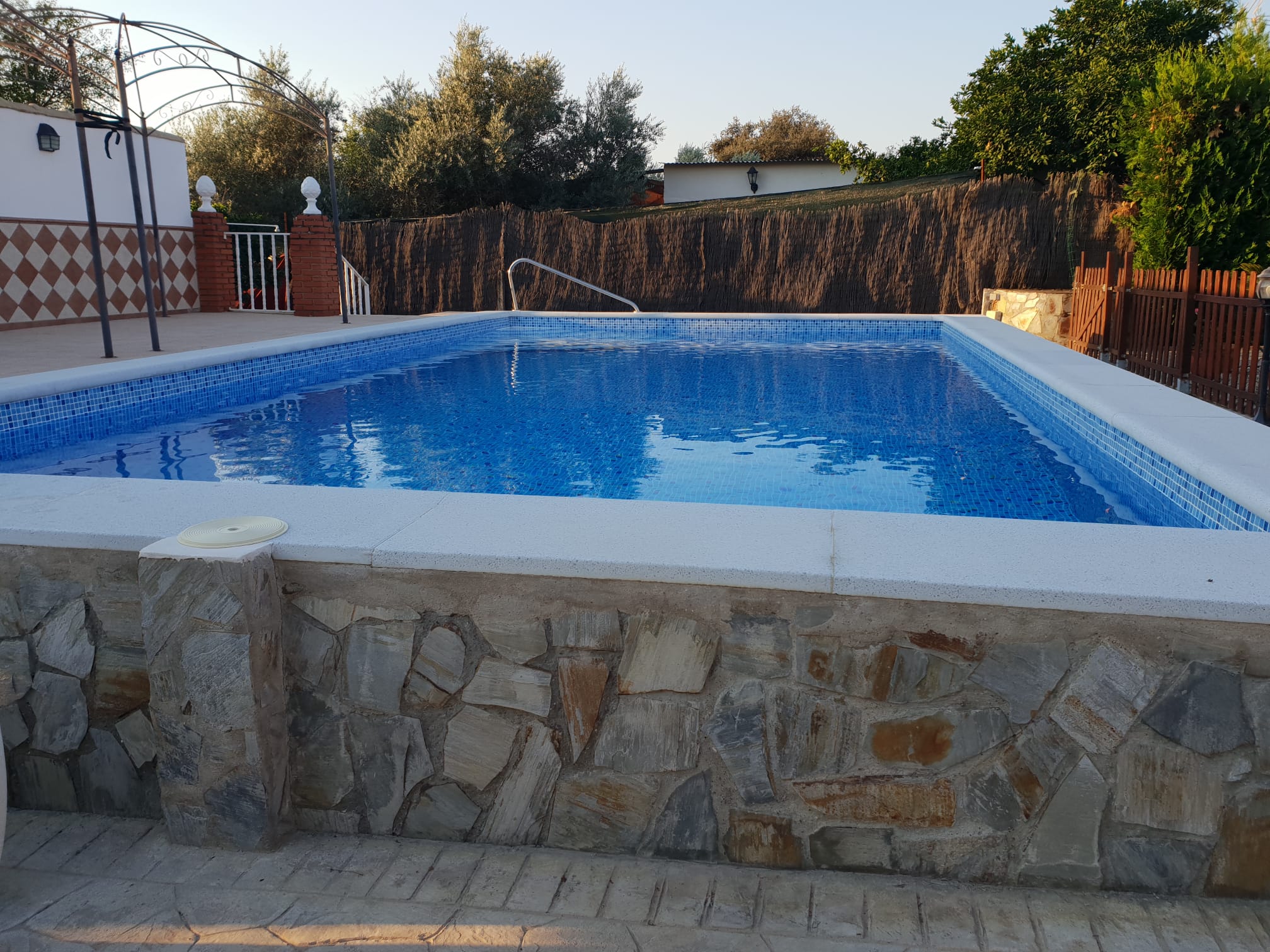 Piscina infinity con iluminación